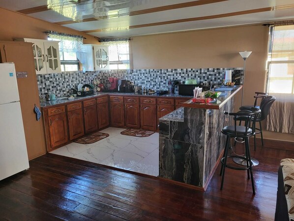 Réfrigérateur, micro-ondes, four, plaque de cuisson