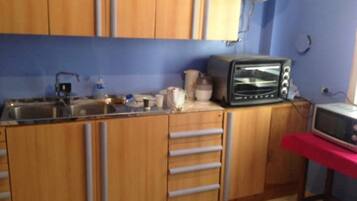 Fridge, cookware/dishes/utensils