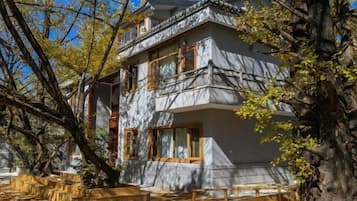 المنشأة من الخارج