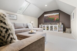 Smart TV, fireplace, video games, DVD player - Private luxury in beautiful Yakima wine and hop country (Naches)