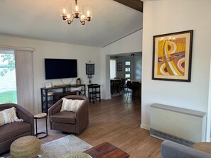 Smart-TV, Kamin, Bücher