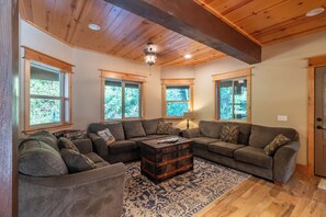 Smart TV, fireplace, video games, DVD player - Mobley Myrtle Brook, secluded private retreat near beach. Pet friendly! (Port Orford)