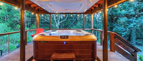 Outdoor spa tub