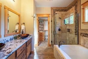 Shower, hair dryer, towels, soap - Mobley Myrtle Brook, secluded private retreat near beach. Pet friendly! (Port Orford)