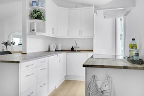 Fridge, oven, stovetop, dishwasher - Newly renovated holiday home in the forest (Faxe Ladeplads)