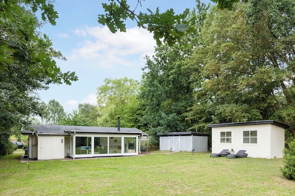 Exterior - Newly renovated holiday home in the forest (Faxe Ladeplads)
