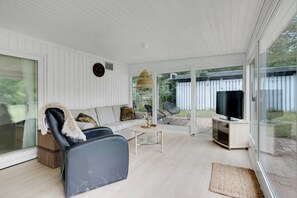 TV, DVD player, table football - Newly renovated holiday home in the forest (Faxe Ladeplads)