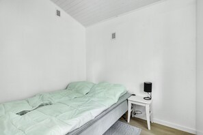 3 bedrooms, free WiFi - Newly renovated holiday home in the forest (Faxe Ladeplads)
