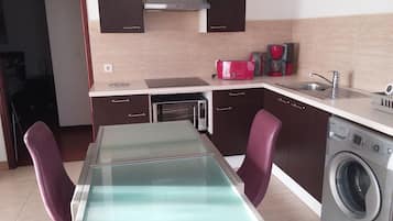 Frigorífic, microones, forn i placa de cuina