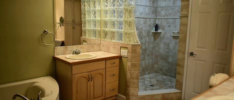 Tina de hidromasaje, secadora de cabello, bidet, toallas