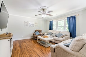 Smart TV - Tailgate House Near Stadium! Fire pit, basketball ct, pool table! Cozy and fun! (Manhattan)