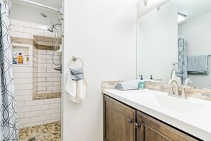 Hair dryer, towels, soap, shampoo - Tailgate House Near Stadium! Fire pit, basketball ct, pool table! Cozy and fun! (Manhattan)