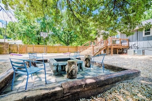 Terrace/patio - Tailgate House Near Stadium! Fire pit, basketball ct, pool table! Cozy and fun! (Manhattan)