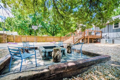 Tailgate House Near Stadium! Fire pit, basketball ct, pool table! Cozy and fun!