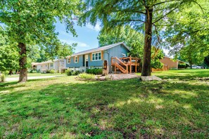 Exterior - Tailgate House Near Stadium! Fire pit, basketball ct, pool table! Cozy and fun! (Manhattan)