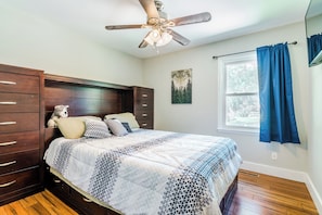 3 bedrooms, iron/ironing board, free WiFi, bed sheets - Tailgate House Near Stadium! Fire pit, basketball ct, pool table! Cozy and fun! (Manhattan)