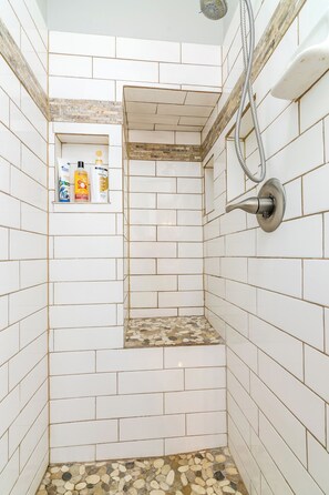 Sèche-cheveux, serviettes fournies, savon, shampoing