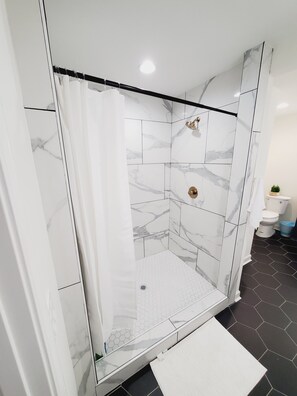 Dusche, Haartrockner, Handtücher, Seife