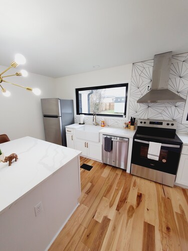 Cozy modern home in Midtown with amenities! UofM liberty bowl & CBU in 1 minute