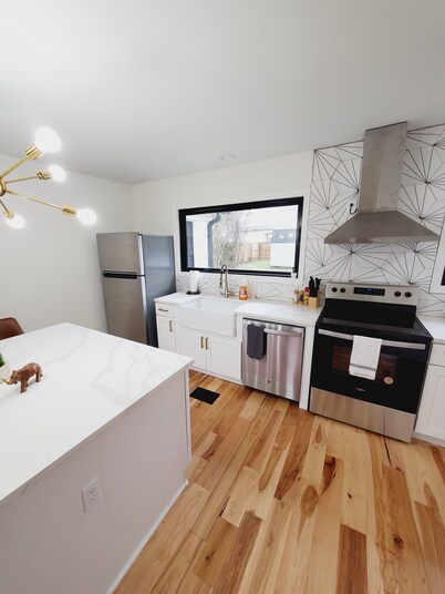 Cozy modern home in Midtown with amenities! UofM liberty bowl & CBU in 1 minute