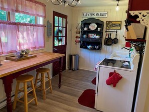 Kjøleskap, mikrobølgeovn, ovn og kokeplater