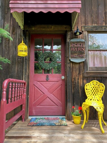 Sweet cottage with lots of privacy that's perfect for a romantic getaway.