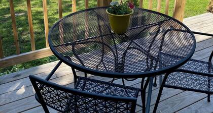 Sweet cottage with lots of privacy that's perfect for a romantic getaway.