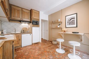 Kjøleskap, mikrobølgeovn, kokeplater og oppvaskmaskin