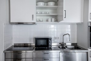 Frigorífic, microones, forn i utensilis de cuina, vaixella i coberteria