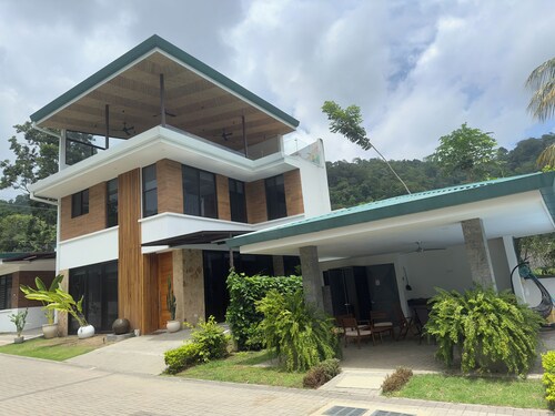 Gorgeous 3 floor ocean front home. Private gated community. South Beach, Jaco! 
