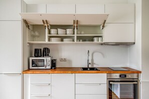 Kühlschrank, Mikrowelle, Ofen, Herdplatte