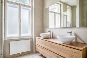 Sèche-cheveux, serviettes fournies