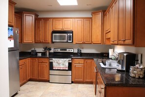 Fridge, microwave, oven, stovetop - Comfortable relaxing townhome, conveniently located for biking and hiking! (Tucson)