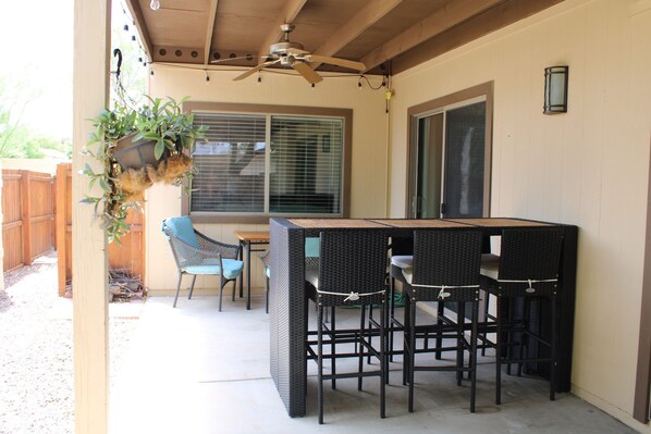 Outdoor dining - Comfortable relaxing townhome, conveniently located for biking and hiking! (Tucson)