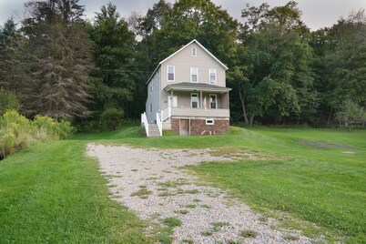 Cozy & Peaceful 3BR Retreat – Porch, Creek Sounds & Wildlife Views