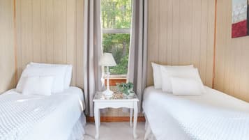 3 bedrooms, desk, iron/ironing board, travel cot