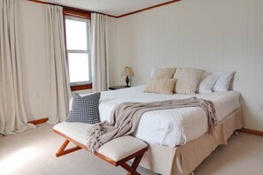 3 chambres, bureau, fer et planche à repasser, lit parapluie