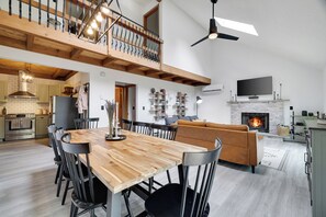 Dining - Charming Retreat in the Hideout with a hot tub (Lake Ariel)