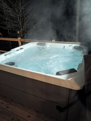 Outdoor spa tub - Charming Retreat in the Hideout with a hot tub (Lake Ariel)