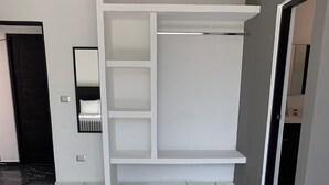 Habitación básica doble | Ropa de cama de alta calidad y edredones de plumas