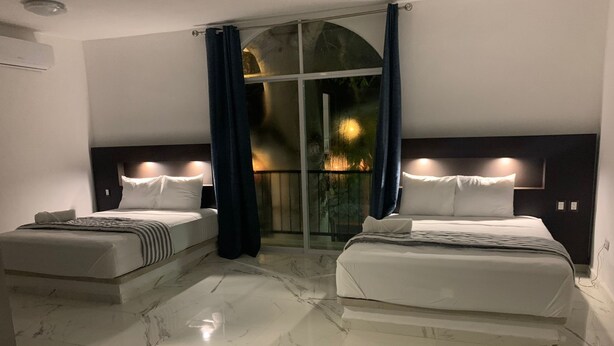 Habitación básica doble | Ropa de cama de alta calidad y edredones de plumas
