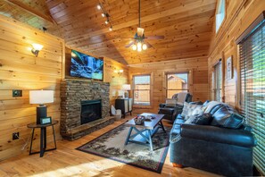 スマートテレビ、暖炉、書庫