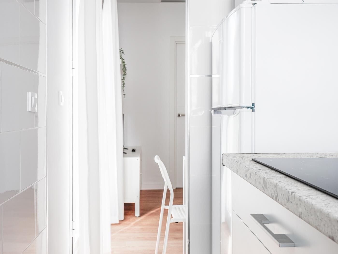 Een koelkast, een magnetron, een oven, een vaatwasser