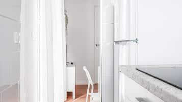 Een koelkast, een magnetron, een oven, een vaatwasser