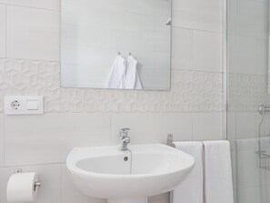 Bathtub, towels