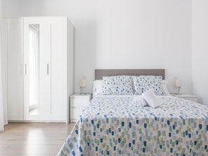 3 chambres, fer et planche à repasser, accès Internet, draps fournis
