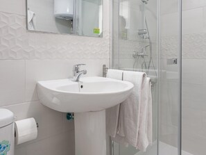 Bathtub, towels - 1 Apt 2 BR Algaba Terraza (La Algaba)
