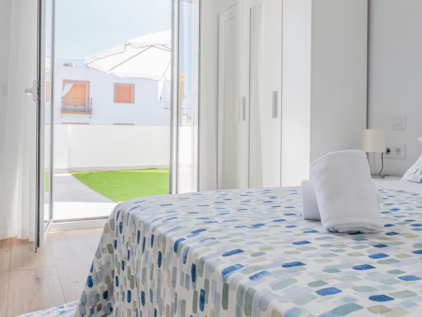 3 bedrooms, iron/ironing board, internet, bed sheets