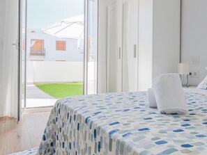 3 多间卧室、熨斗/熨衣板、上网接入、床单