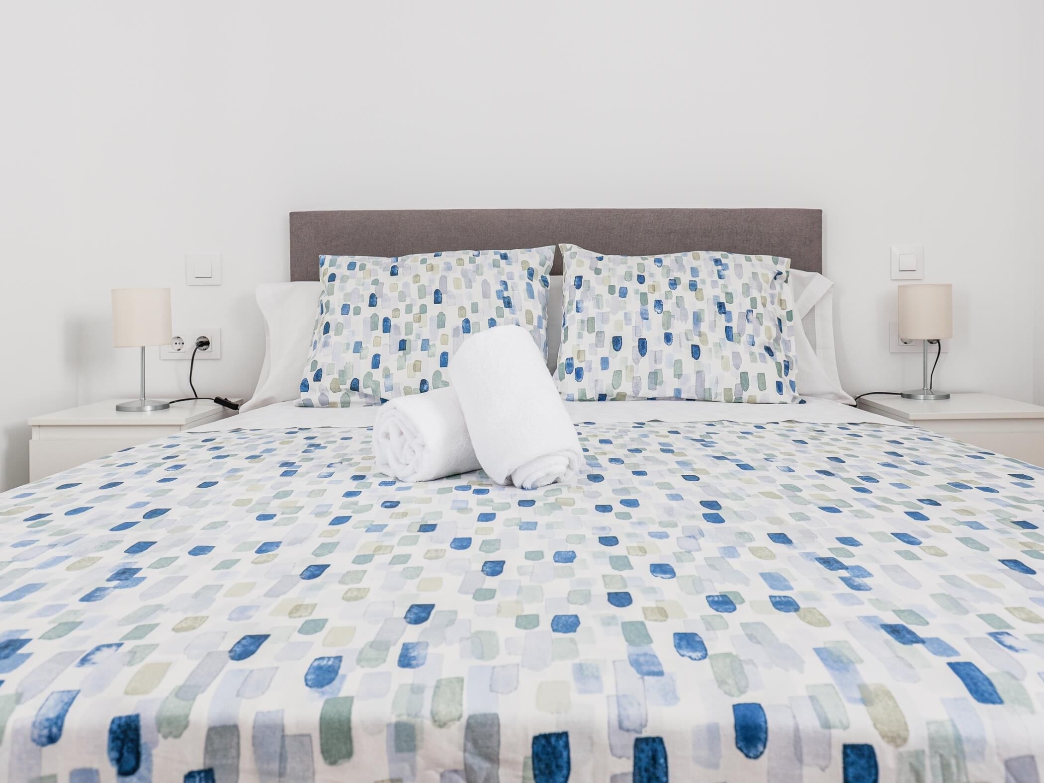 3 habitaciones, tabla de planchar con plancha, internet y ropa de cama 